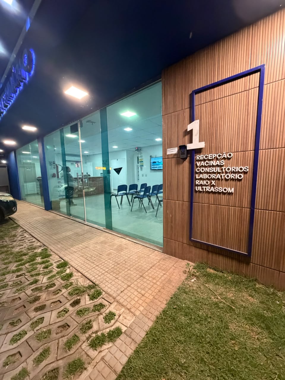 Entrada e sinalização de recepção, consultórios e laboratório