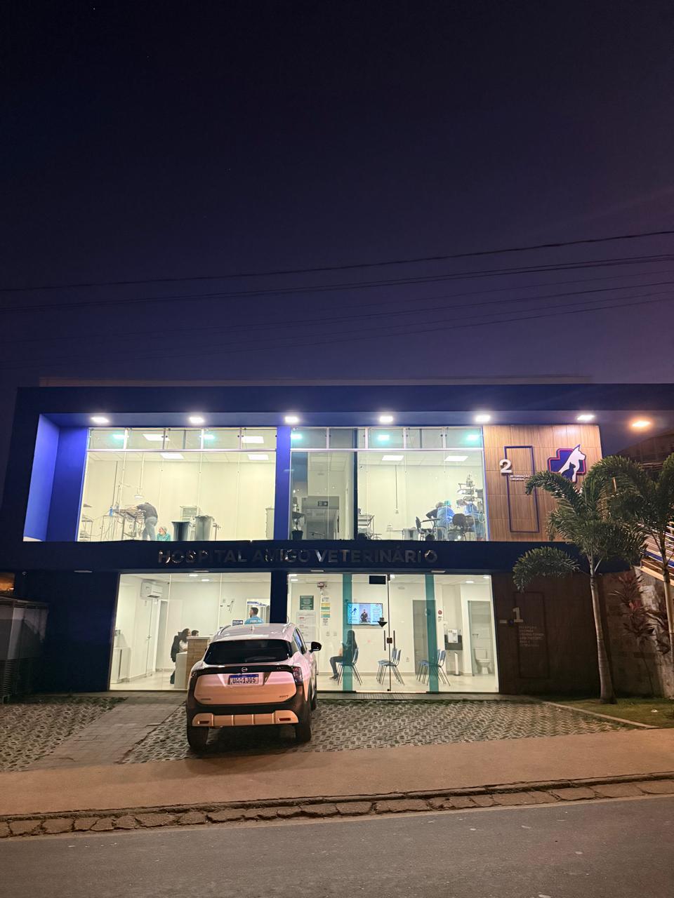 Vista noturna do Hospital Amigo Veterinário em Itabira